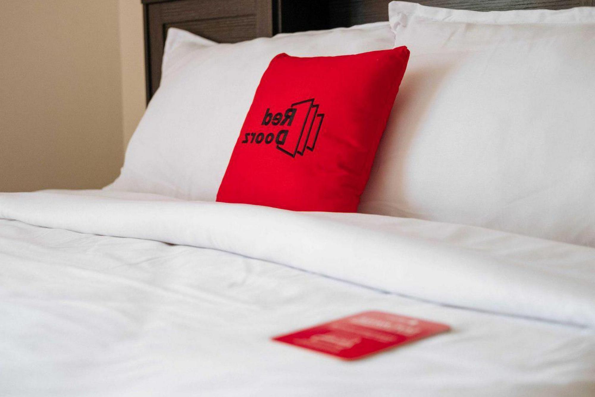 Hotel Reddoorz @ Jalan Brigjend Katamso Medan 2 Exterior foto