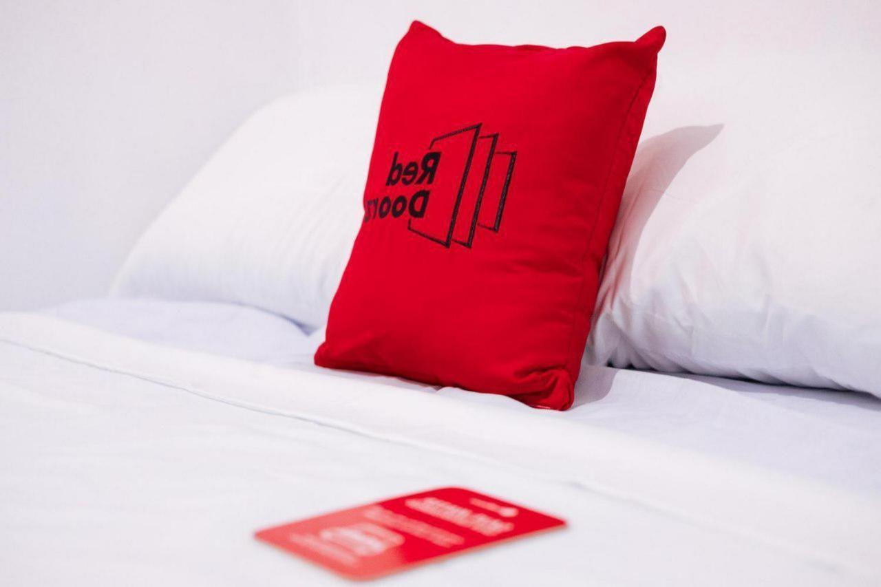 Hotel Reddoorz @ Jalan Brigjend Katamso Medan 2 Exterior foto
